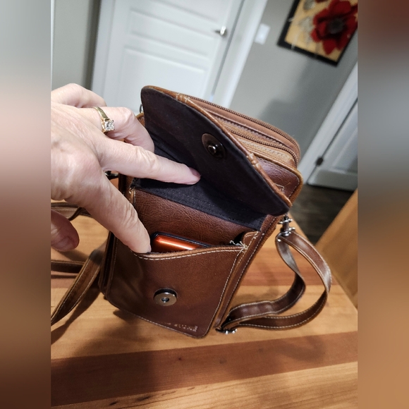 The Stone Crossbody Leather Bag. Unisex. - Picture 10 of 13